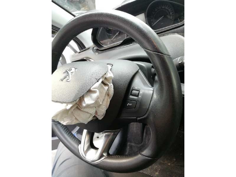 Recambio de volante para peugeot 208 active referencia OEM IAM 98084115ZD BUEN ESTADO 