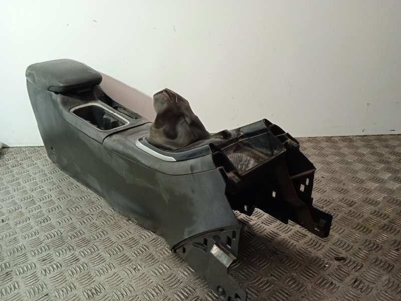 Recambio de apoyabrazos central para nissan pulsar (c13) acenta referencia OEM IAM   