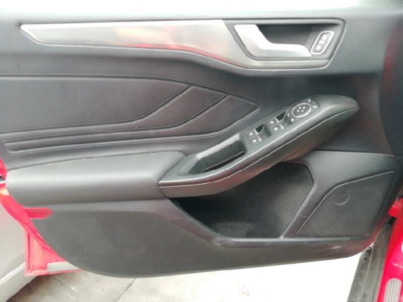 Recambio de guarnecido puerta delantera izquierda para ford focus titanium referencia OEM IAM JX7BA23943AK3ZHE SIN BOTONERA 