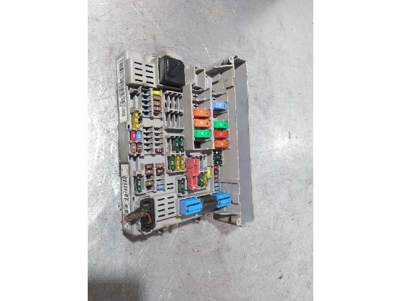 Recambio de caja reles / fusibles para bmw serie 1 berlina (e81/e87) 118d referencia OEM IAM 6906607  