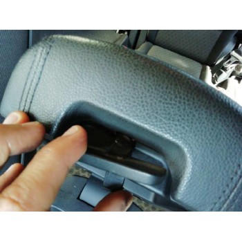 Recambio de apoyabrazos central para kia carens ( ) basic referencia OEM IAM 84610A4001 ENGANCHE ROTO 