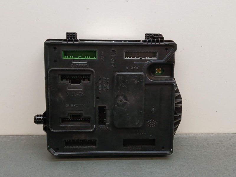 Recambio de caja reles / fusibles para renault megane iii berlina 5 p expression referencia OEM IAM 284b19091r  