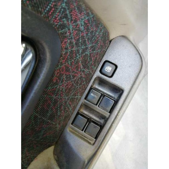 nissan primera berlina (p11) del año 2000