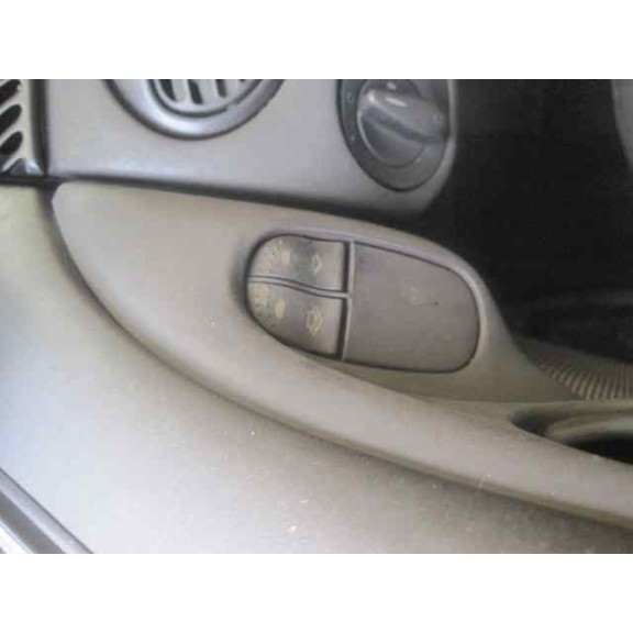 ford focus berlina (cak) del año 2001