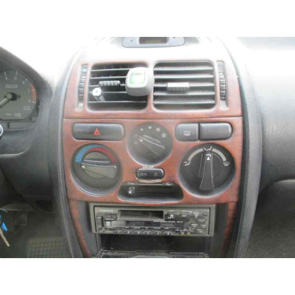 mitsubishi carisma berlina 4 (da0) del año 1999