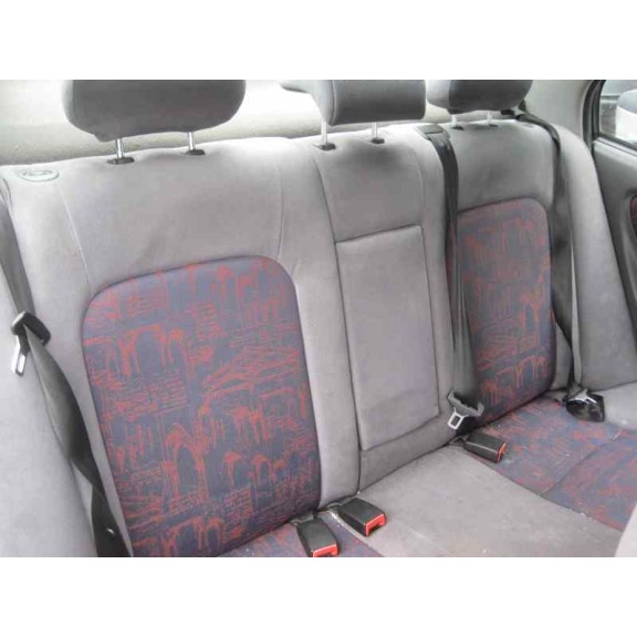 toyota avensis berlina (t 22) del año 2001