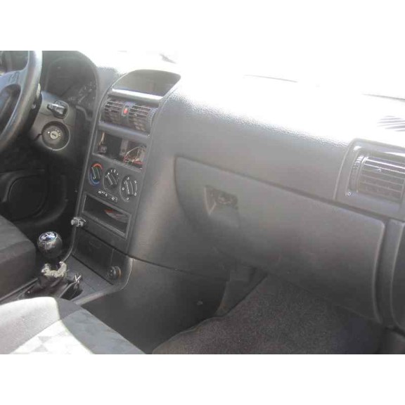 opel astra g berlina del año 2000