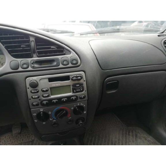 ford fiesta berlina (dx) del año 2001