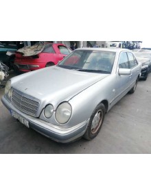 mercedes-benz clase e (w210) berlina del año 1998 2