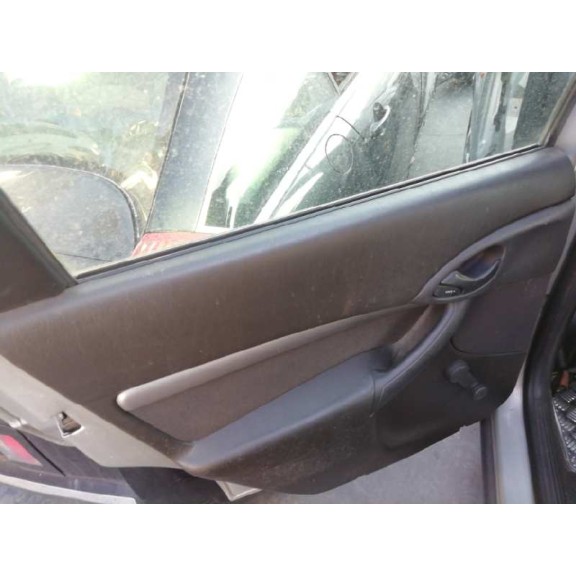 ford focus berlina (cak) del año 2001