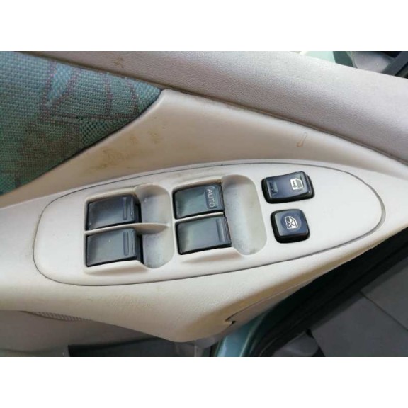 nissan almera tino (v10m) del año 2000