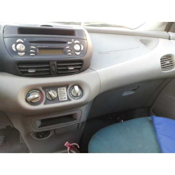 nissan almera tino (v10m) del año 2000