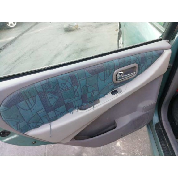 nissan almera tino (v10m) del año 2000