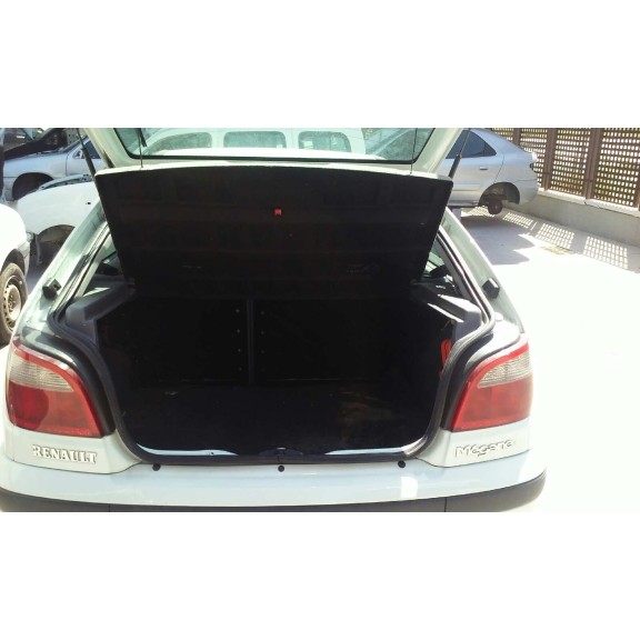 renault megane i fase 2 berlina (ba0) del año 2000