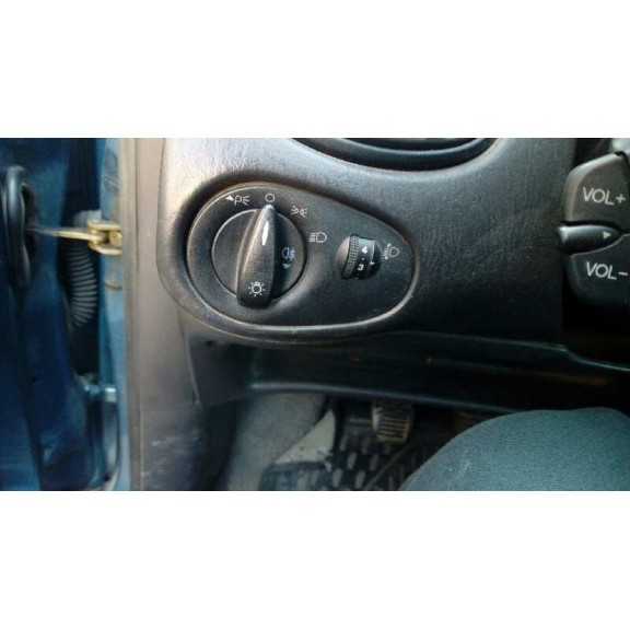 ford focus berlina (cak) del año 2000