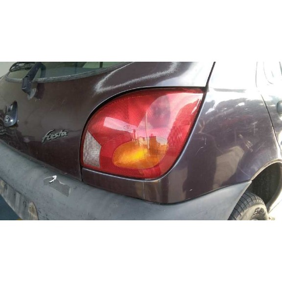 ford fiesta berlina del año 1996