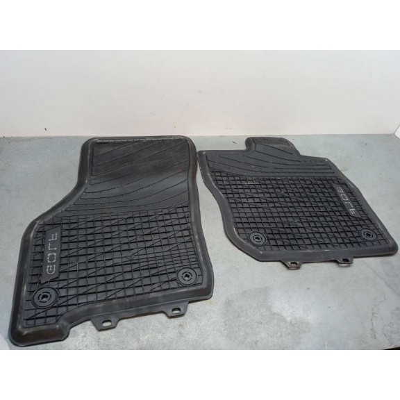 Recambio de alfombras para volkswagen golf viii lim. (cd1) referencia OEM IAM 5H1061500A82V DELANTERA Y TRASERA DE GOMA