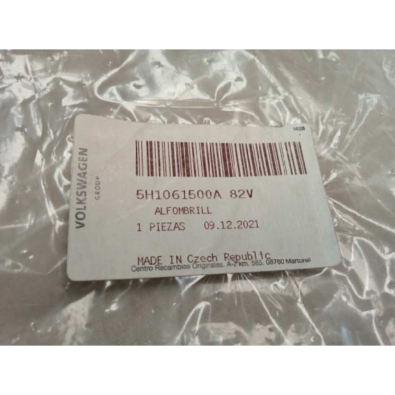 Recambio de alfombras para volkswagen golf viii lim. (cd1) referencia OEM IAM 5H1061500A82V DELANTERA Y TRASERA DE GOMA