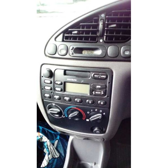 ford fiesta berlina (dx) del año 2000