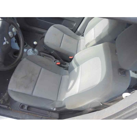 mitsubishi colt berlina 5 (z30a) del año 2004