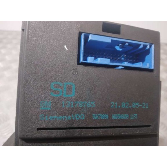 Recambio de display para opel vectra c berlina 1.9 cdti referencia OEM IAM 13178765  