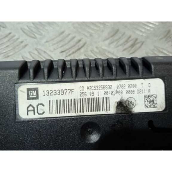 Recambio de display para opel insignia berlina cosmo referencia OEM IAM 13233977F  