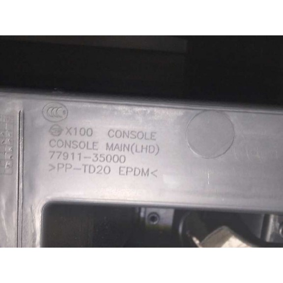 Recambio de apoyabrazos central para ssangyong tivoli referencia OEM IAM 7790035390 7791135000 