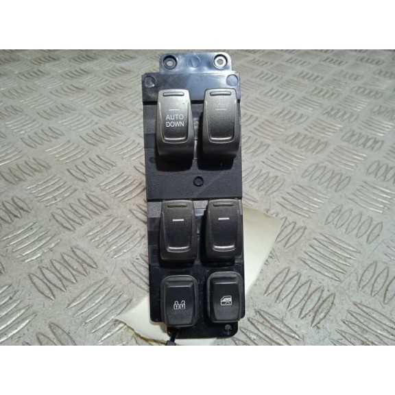 Recambio de mando elevalunas delantero izquierdo para ssangyong tivoli referencia OEM IAM 8581135200 DE 4 ESPEJOS NO ABATIBLES