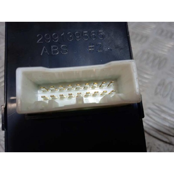 Recambio de mando elevalunas delantero izquierdo para ssangyong tivoli referencia OEM IAM 8581135200 DE 4 ESPEJOS NO ABATIBLES