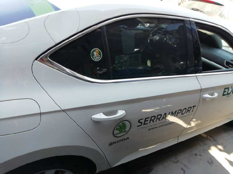 Recambio de puerta trasera derecha para skoda superb (3v3) 2.0 tdi referencia OEM IAM   