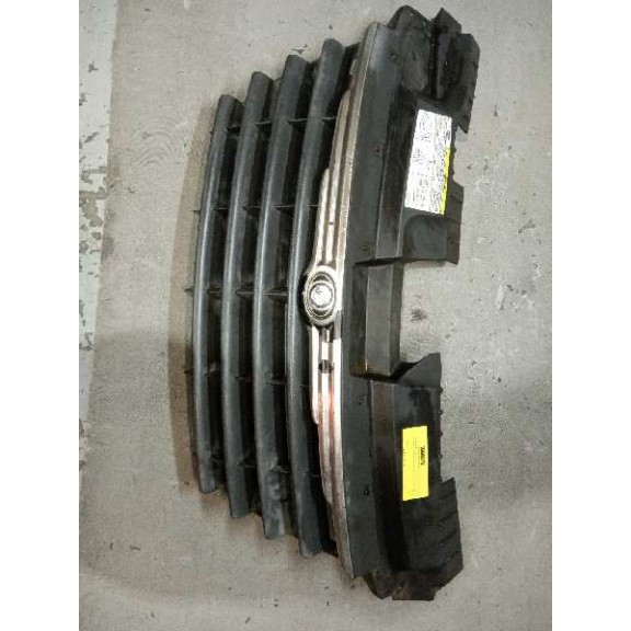 Recambio de rejilla delantera para chrysler voyager (rg) 2.5 crd cat referencia OEM IAM 04857960AA 802500017 