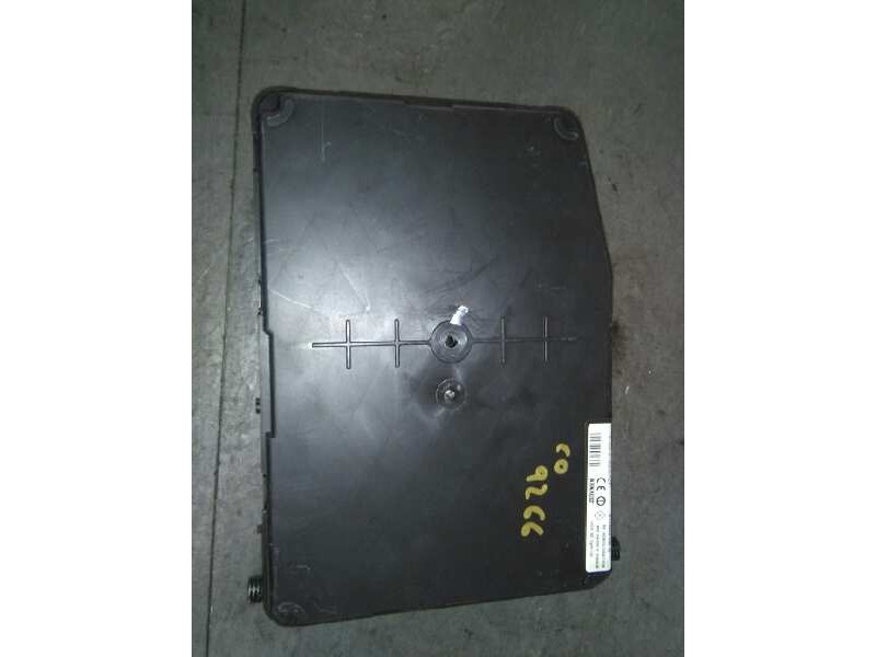 Recambio de caja reles / fusibles para renault scenic ii grand confort dynamique referencia OEM IAM 8200525384  