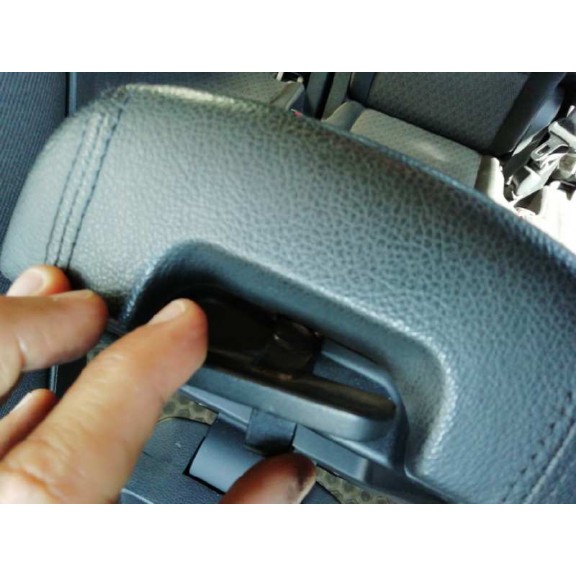 Recambio de apoyabrazos central para kia carens ( ) basic referencia OEM IAM 84610A4001 ENGANCHE ROTO 