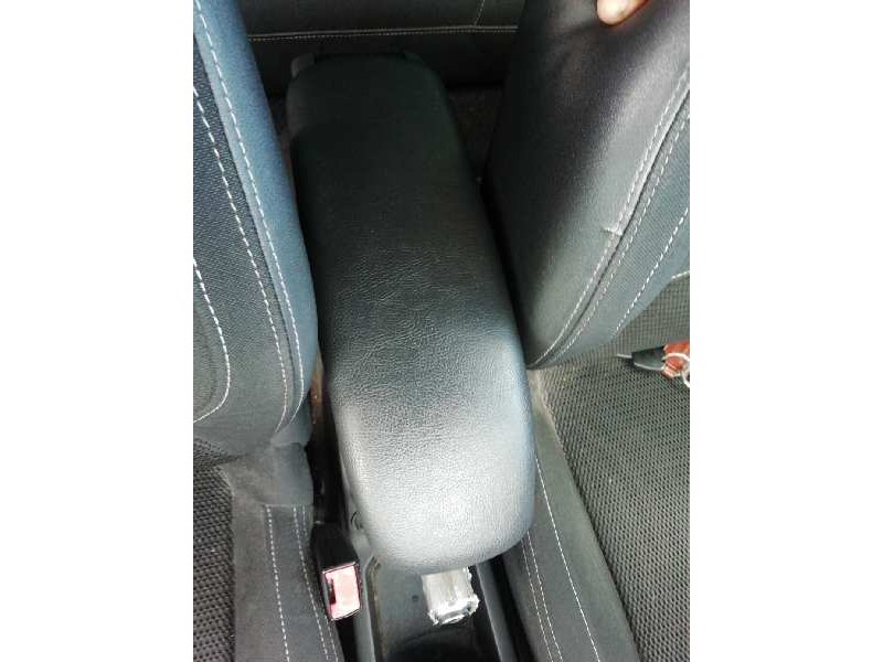 Recambio de apoyabrazos central para citroën ds3 1.6 hdi fap referencia OEM IAM   