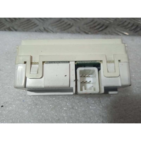 Recambio de display para toyota prius (nhw20) basis referencia OEM IAM 8395047010  