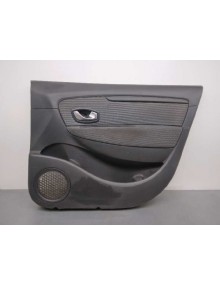 Recambio de guarnecido puerta delantera derecha para renault scenic iii referencia OEM IAM 156043971 C/ MANETA INTERIOR 