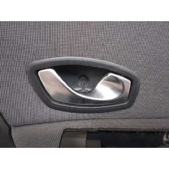 Recambio de guarnecido puerta delantera derecha para renault scenic iii referencia OEM IAM 156043971 C/ MANETA INTERIOR 