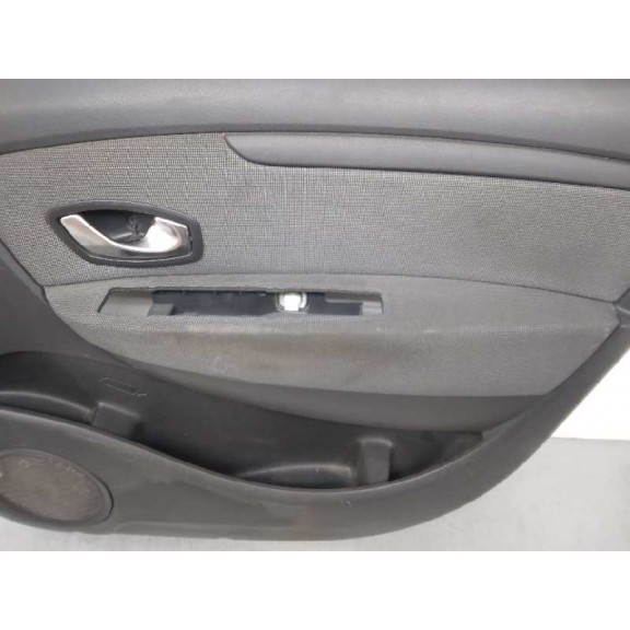 Recambio de guarnecido puerta delantera derecha para renault scenic iii referencia OEM IAM 156043971 C/ MANETA INTERIOR 