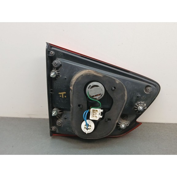 Recambio de piloto trasero derecho interior para kia carens iv 1.7 crdi referencia OEM IAM 92404a4  