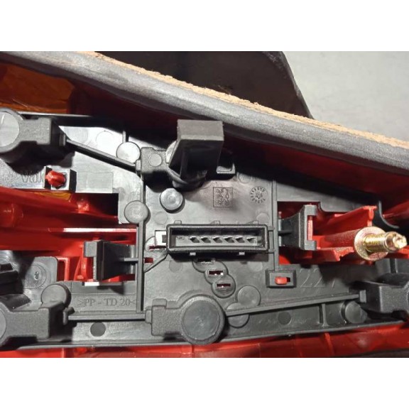 Recambio de piloto trasero derecho para peugeot 106 (s2) long beach referencia OEM IAM SR  