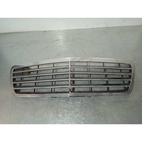 Recambio de rejilla delantera para mercedes-benz clase e (w210) berlina diesel 270 cdi (210.016) referencia OEM IAM 2108800683 T