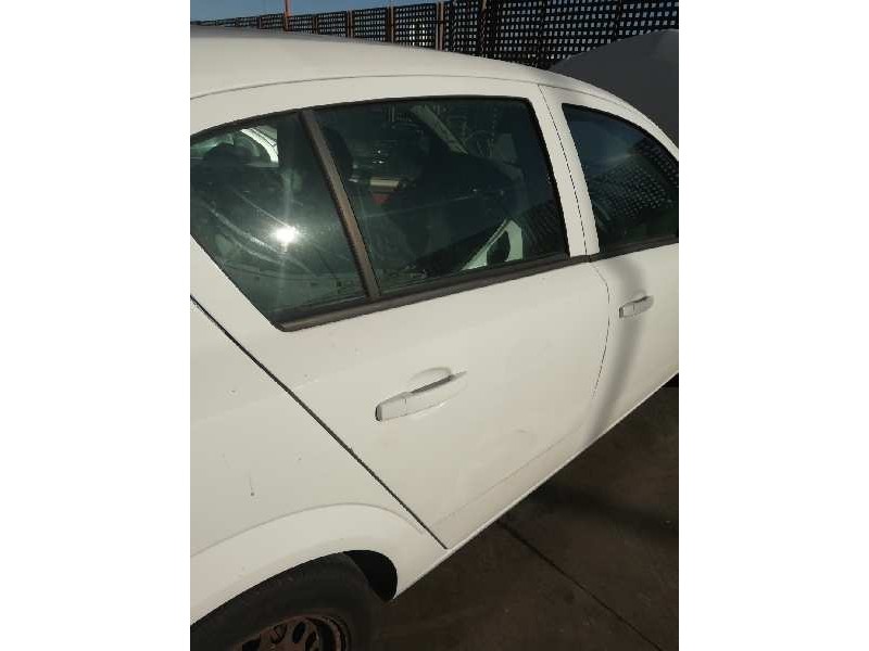Recambio de puerta trasera derecha para opel astra h berlina enjoy referencia OEM IAM  BLANCA 