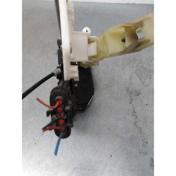 Recambio de cerradura puerta trasera izquierda para kia carens (un) concept referencia OEM IAM 814101D010  4 CABLES