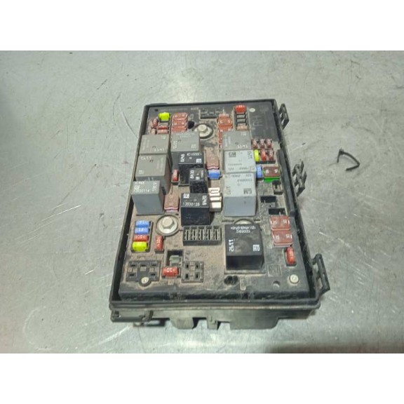 Recambio de caja reles / fusibles para opel astra j lim. cosmo referencia OEM IAM 13318782  