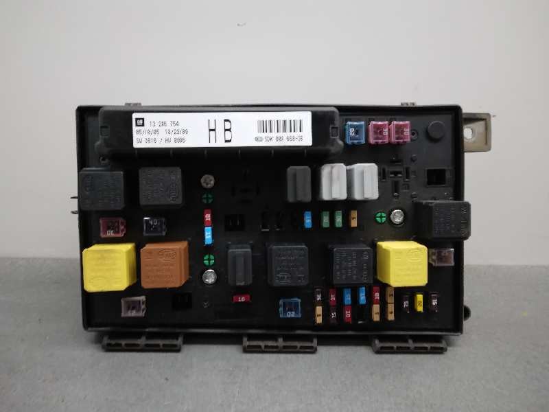 Recambio de caja reles / fusibles para opel astra gtc cosmo referencia OEM IAM 13206754  