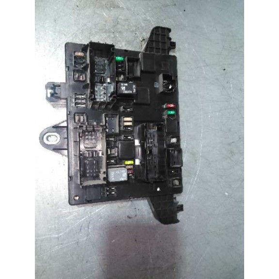 Recambio de caja reles / fusibles para opel astra j lim. enjoy referencia OEM IAM 13302300  