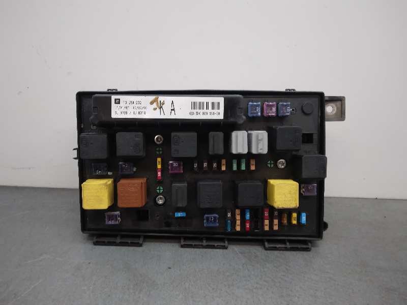 Recambio de caja reles / fusibles para opel zafira b 1.9 cdti referencia OEM IAM 13250232  