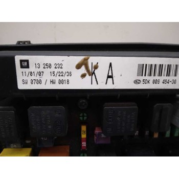 Recambio de caja reles / fusibles para opel zafira b 1.9 cdti referencia OEM IAM 13250232  