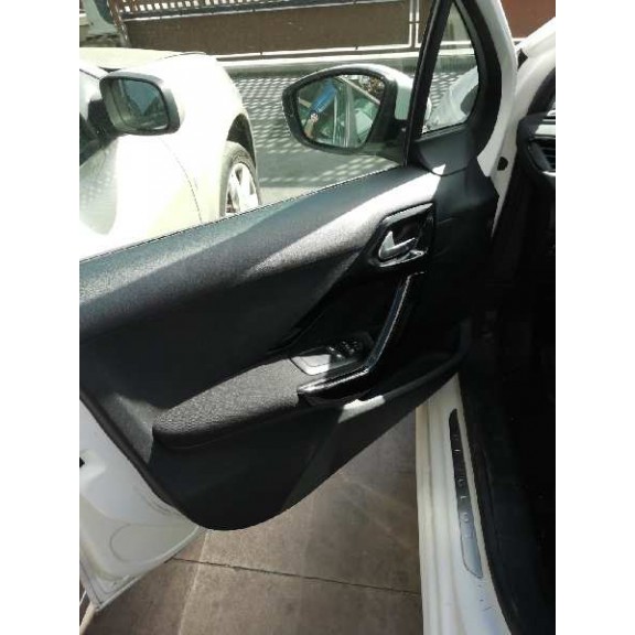 Recambio de guarnecido puerta delantera izquierda para peugeot 208 referencia OEM IAM   