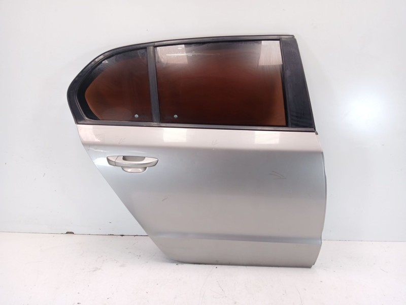 Recambio de puerta trasera derecha para skoda superb ii (3t4) 2.0 tdi 16v referencia OEM IAM 3t5833056  